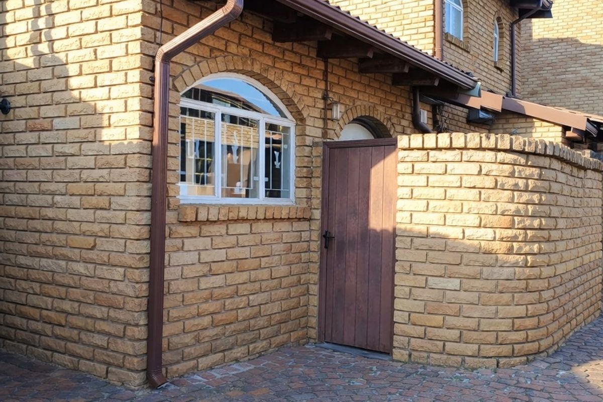 Apartment For Sale in Bear Park, Corlett Gardens, Johannesburg - Photo 2