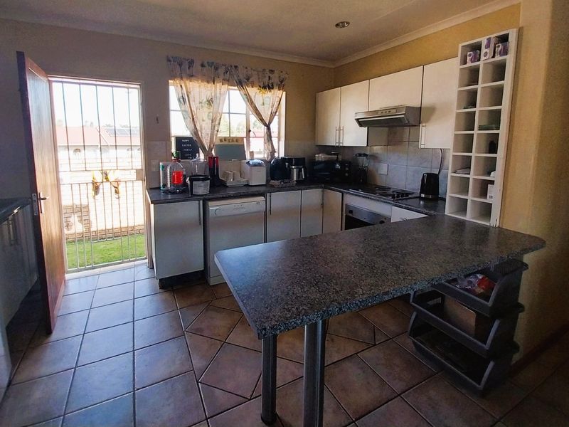 Townhouse For Sale in Glen Marais, Kempton Park - Photo 10