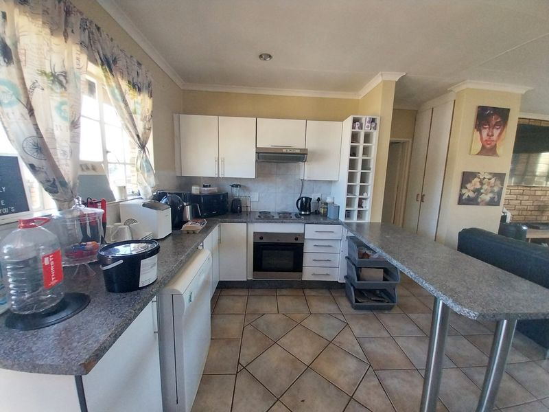 Townhouse For Sale in Glen Marais, Kempton Park - Photo 9