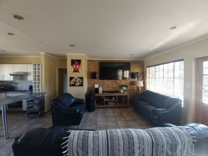 Townhouse For Sale in Glen Marais, Kempton Park - Photo 6
