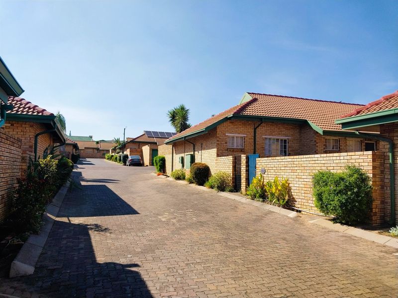 Townhouse For Sale in Glen Marais, Kempton Park - Photo 1