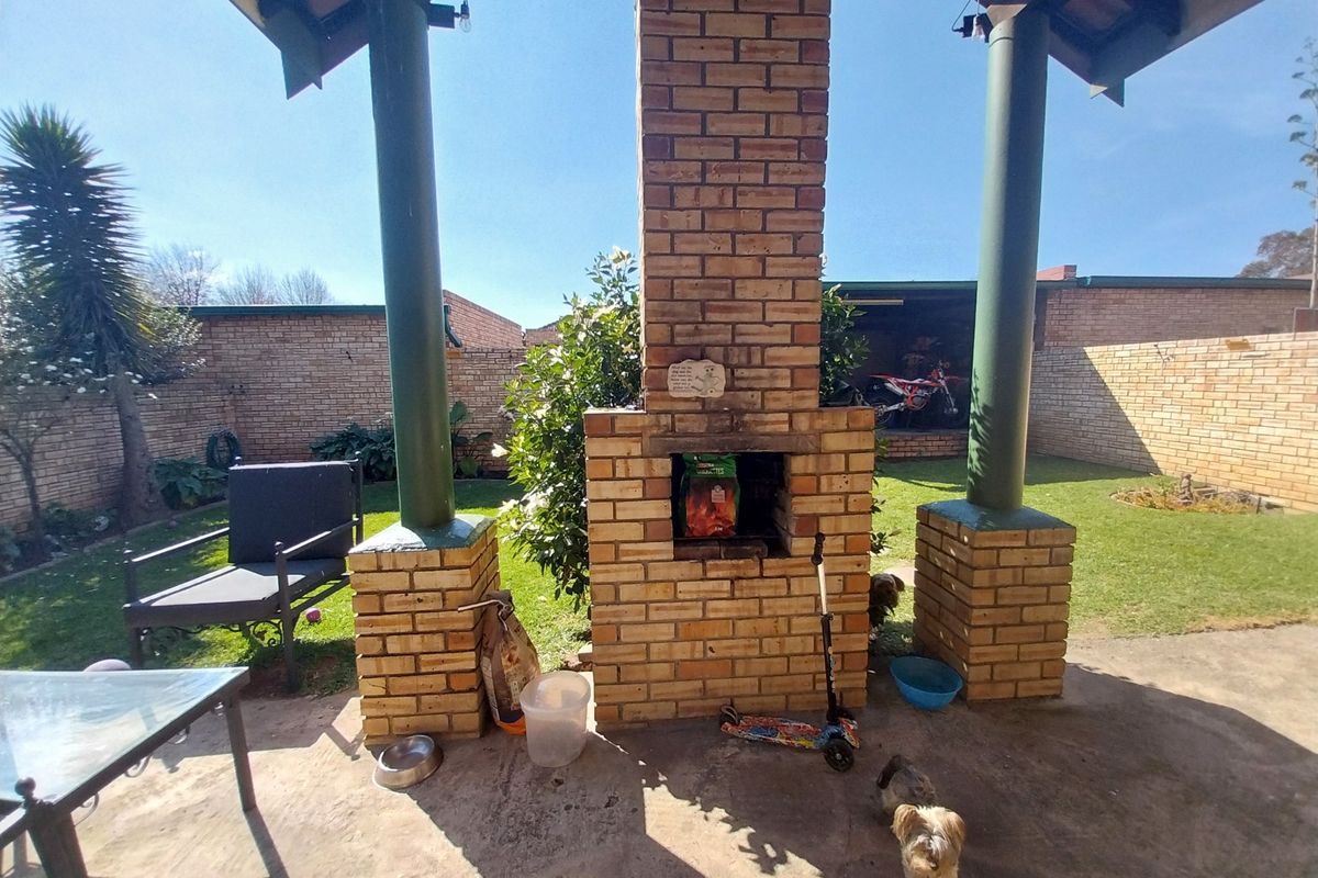 Townhouse For Sale in Glen Marais, Kempton Park - Photo 4