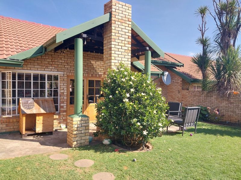 Townhouse For Sale in Glen Marais, Kempton Park - Photo 3
