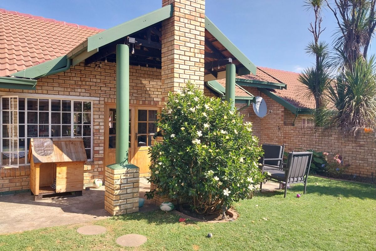 Townhouse For Sale in Glen Marais, Kempton Park - Photo 3