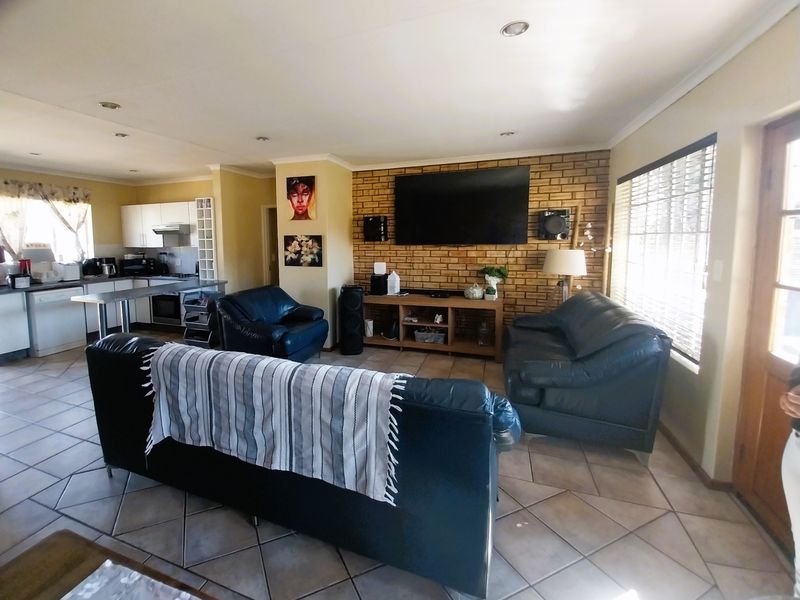 Townhouse For Sale in Glen Marais, Kempton Park - Photo 5