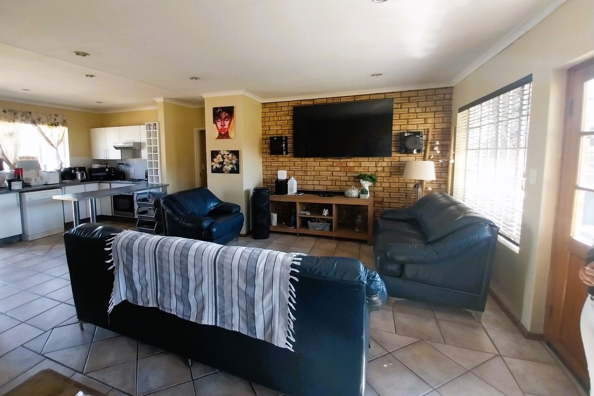 Townhouse For Sale in Glen Marais, Kempton Park - Photo 5
