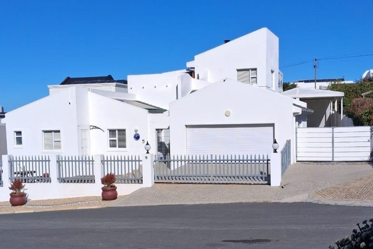 Elegant Coastal Residence with Exceptional Entertainment Spaces and Income Potential - Photo 3