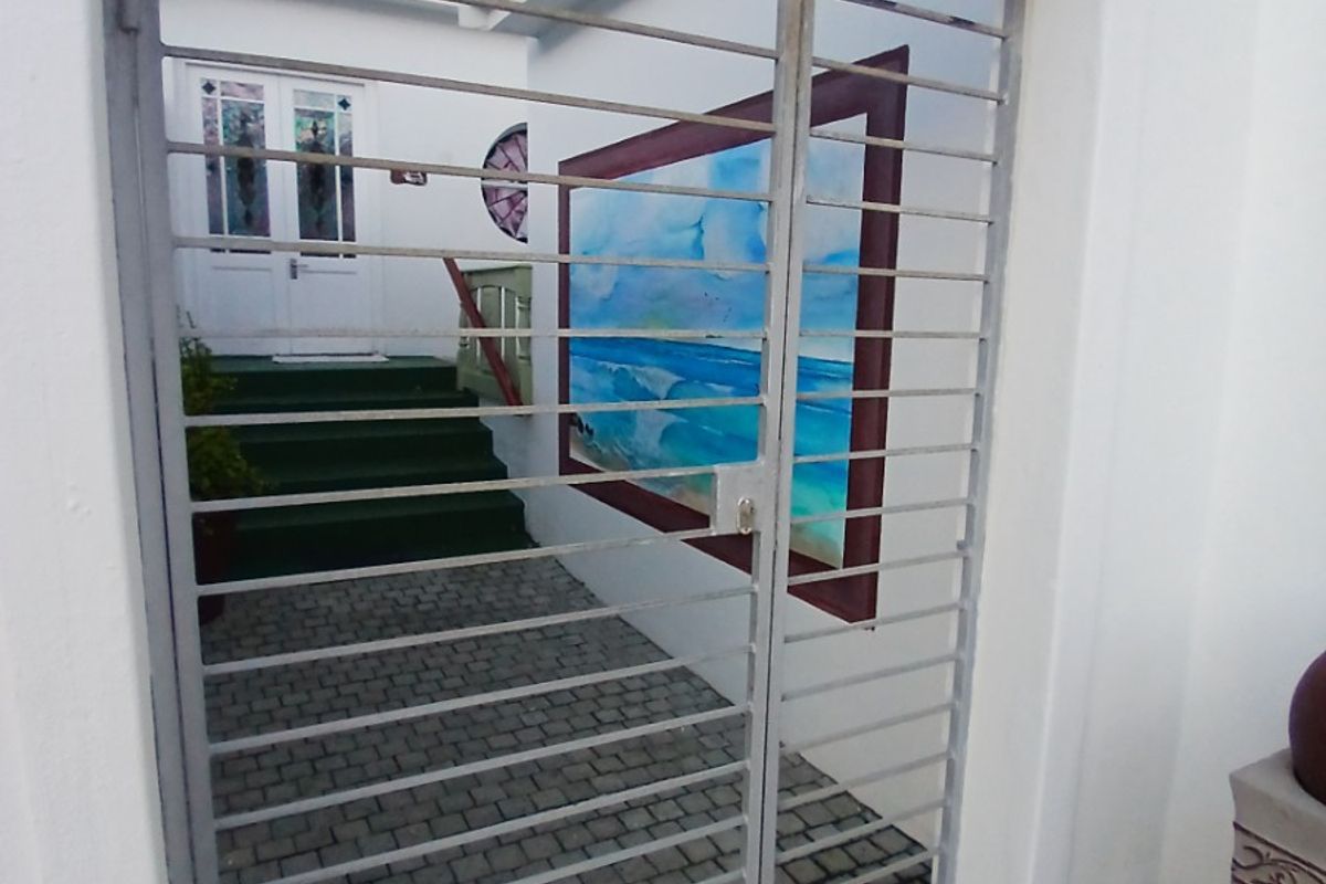 Elegant Coastal Residence with Exceptional Entertainment Spaces and Income Potential - Photo 4