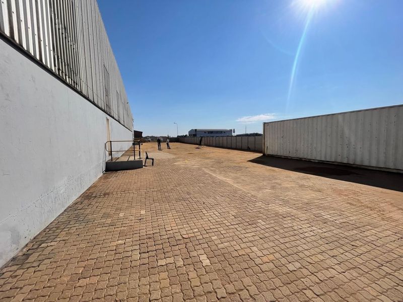 Industrial Workshop To Let - Photo 3