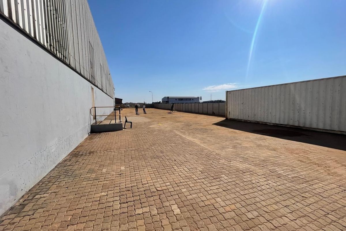 Industrial Workshop To Let - Photo 3
