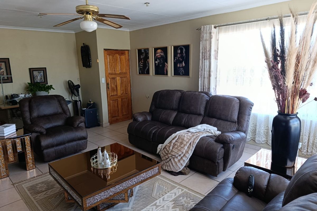 HOUSE FOR IN COSMO CITY - Photo 3