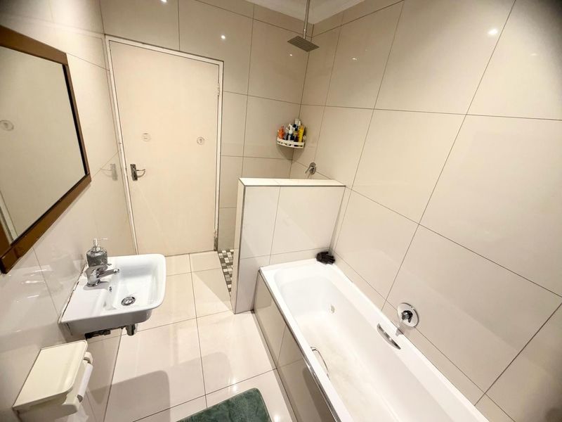 Stunning 3-Bedroom House For Sale In Zonnendal Kraaifonbtein - Photo 9
