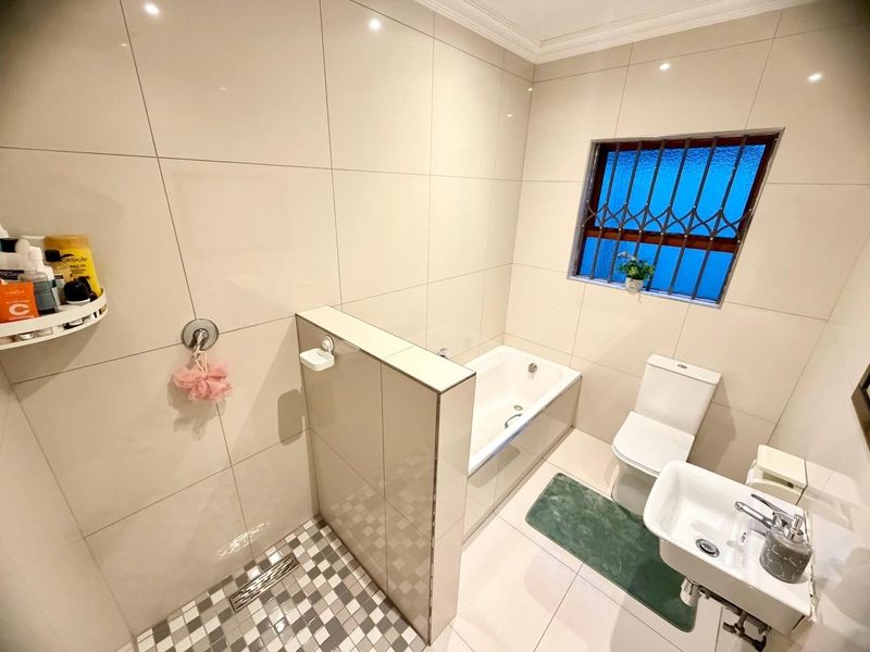 Stunning 3-Bedroom House For Sale In Zonnendal Kraaifonbtein - Photo 8