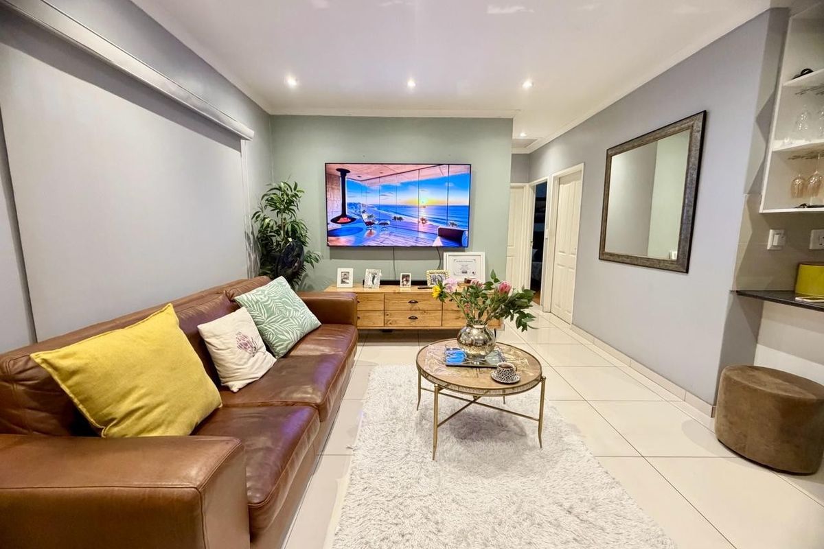 Stunning 3-Bedroom House For Sale In Zonnendal Kraaifonbtein - Photo 3
