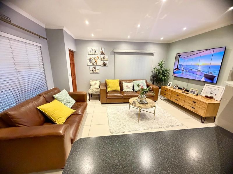 Stunning 3-Bedroom House For Sale In Zonnendal Kraaifonbtein - Photo 2