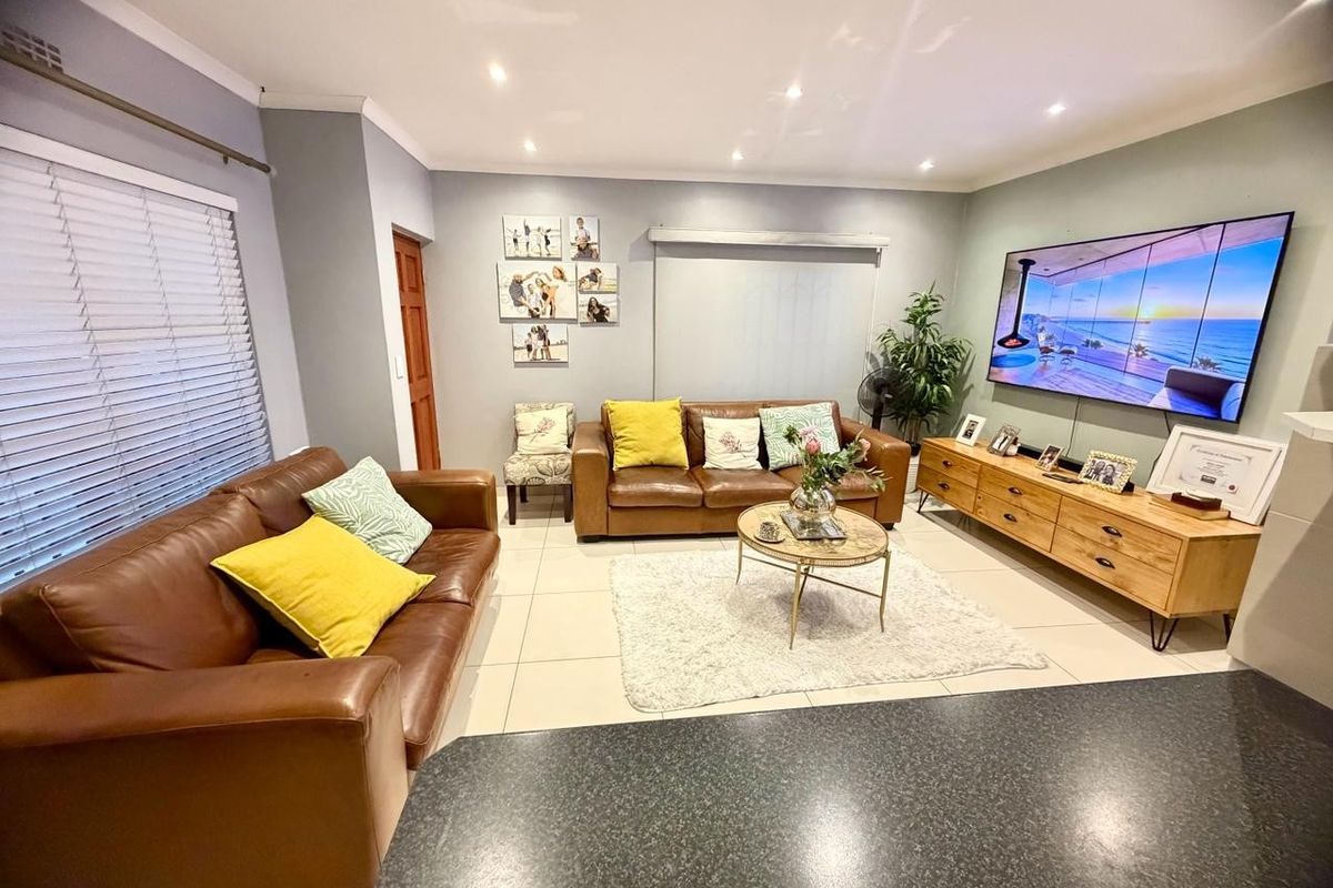 Stunning 3-Bedroom House For Sale In Zonnendal Kraaifonbtein - Photo 2