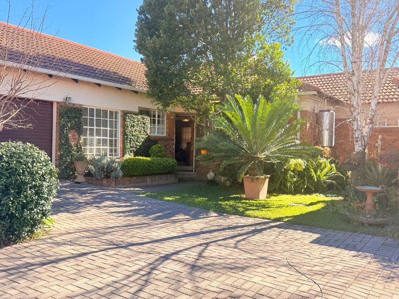 Townhouse For Sale in Schuinshoogte, Newcastle, KwaZulu Natal - Photo 1
