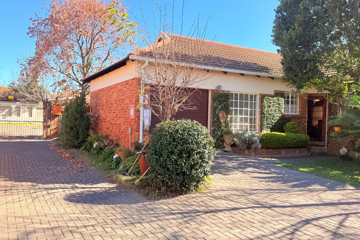Townhouse For Sale in Schuinshoogte, Newcastle, KwaZulu Natal - Photo 2