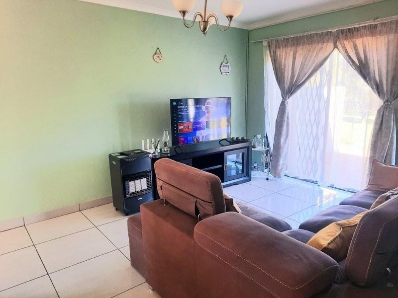 Apartment For Sale in Wilgeheuwel, Roodepoort - Photo 9