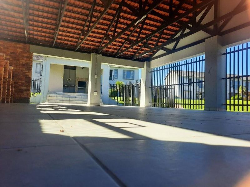 Apartment For Sale in Wilgeheuwel, Roodepoort - Photo 2
