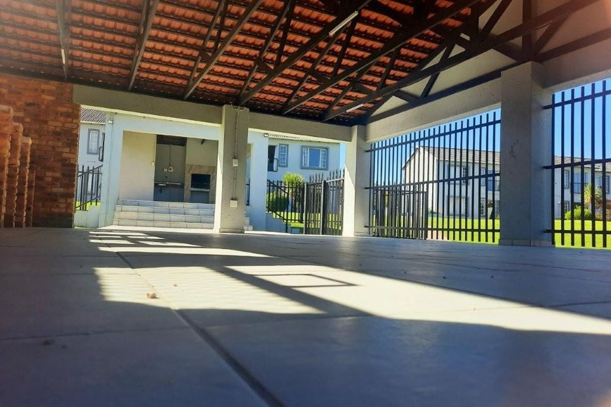 Apartment For Sale in Wilgeheuwel, Roodepoort - Photo 2