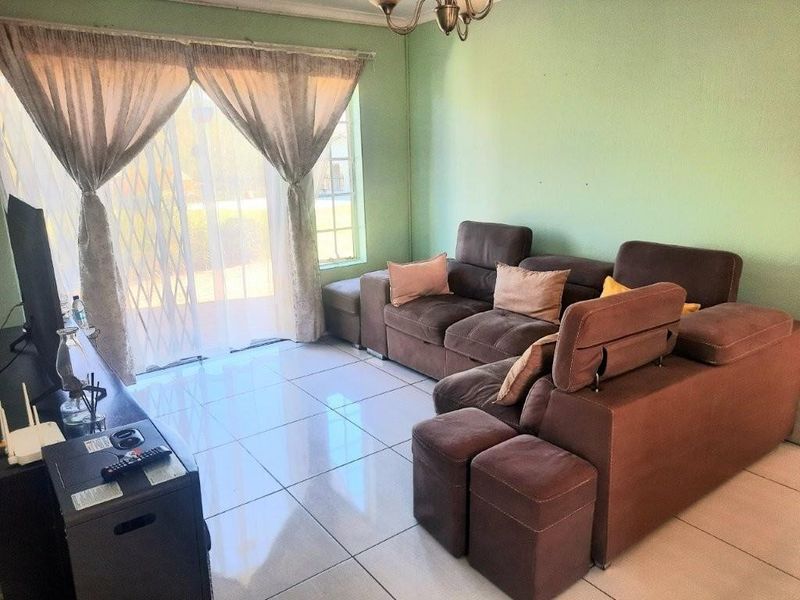 Apartment For Sale in Wilgeheuwel, Roodepoort - Photo 8