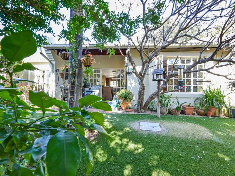 Townhouse For Sale in Magaliessig, Sandton - Photo 1