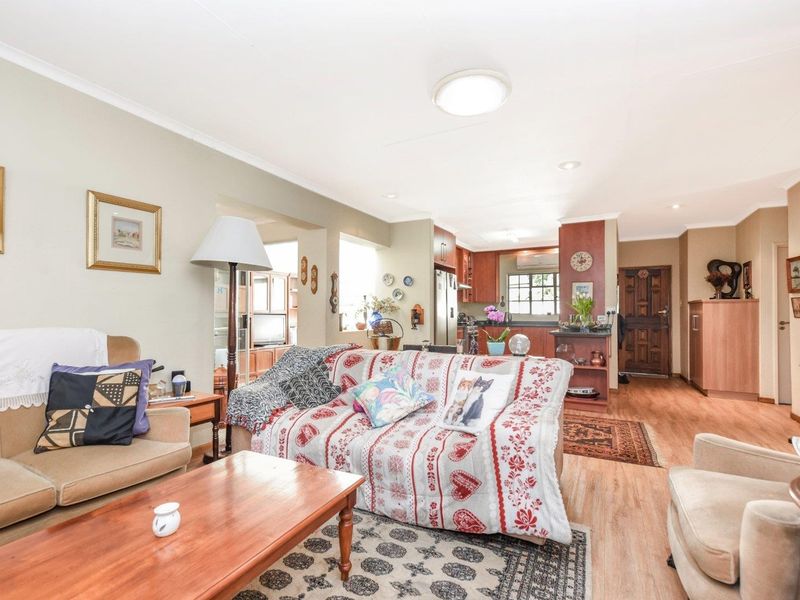 Townhouse For Sale in Magaliessig, Sandton - Photo 5
