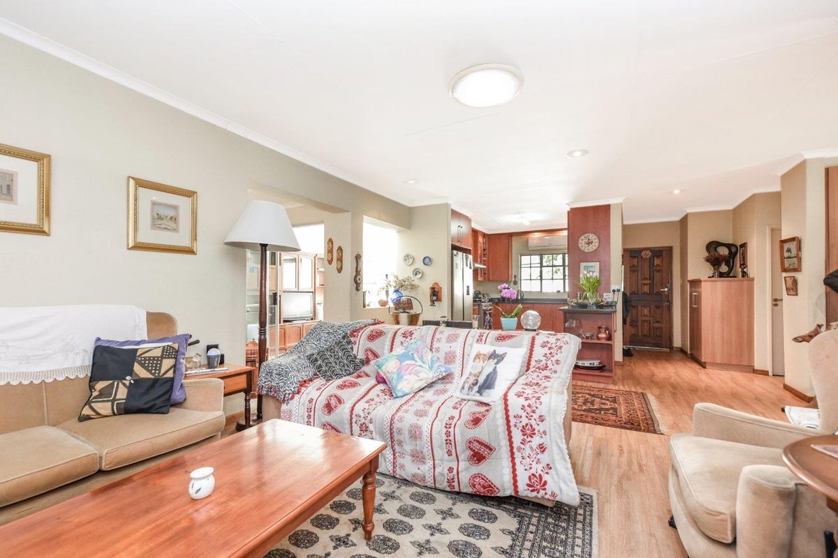 Townhouse For Sale in Magaliessig, Sandton - Photo 5