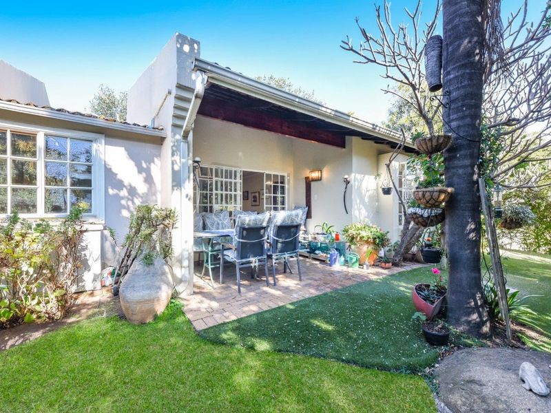 Townhouse For Sale in Magaliessig, Sandton - Photo 2