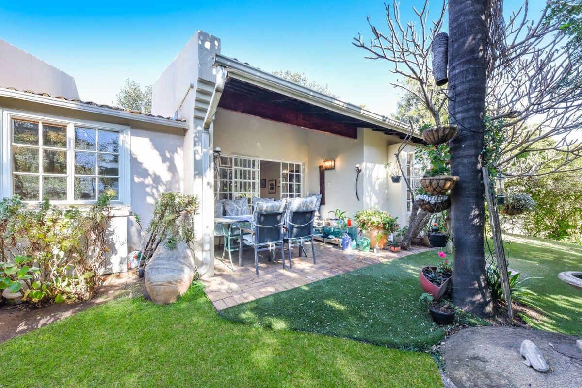 Townhouse For Sale in Magaliessig, Sandton - Photo 2