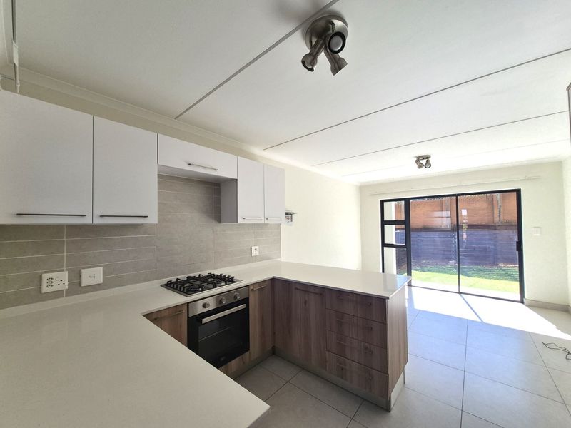 Modern Ground Floor Living with Private Garden in Sought-After Founders Hill - Photo 2