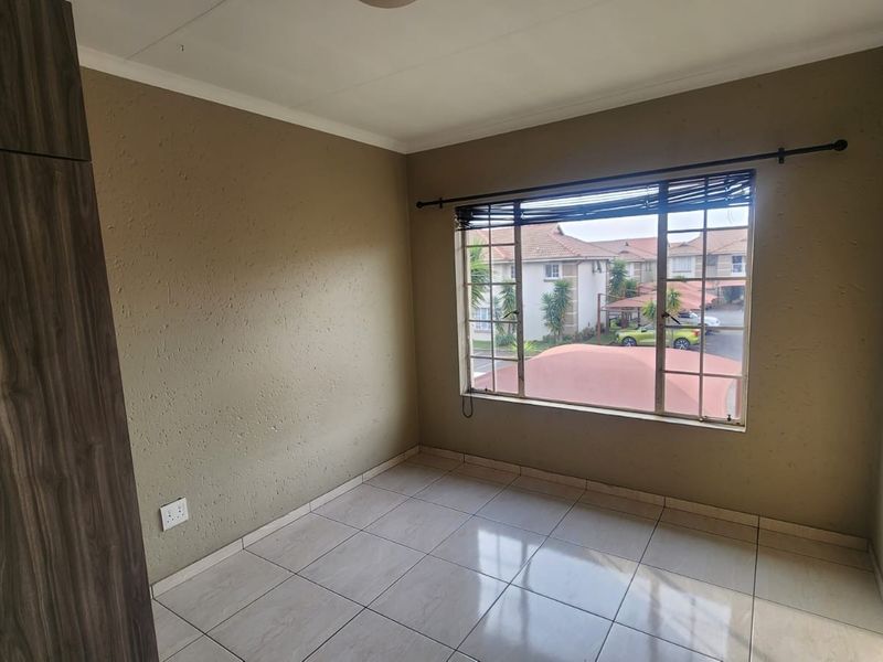 Stylish 2 Bedroom First Floor Apartment for Sale in Brentwood Park Benoni - Photo 10