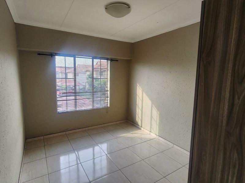 Stylish 2 Bedroom First Floor Apartment for Sale in Brentwood Park Benoni - Photo 9