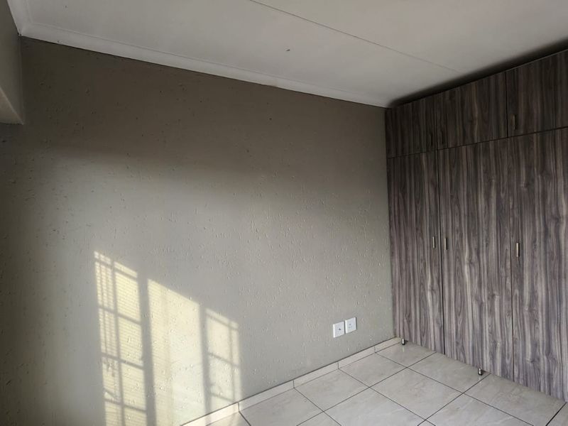 Stylish 2 Bedroom First Floor Apartment for Sale in Brentwood Park Benoni - Photo 8
