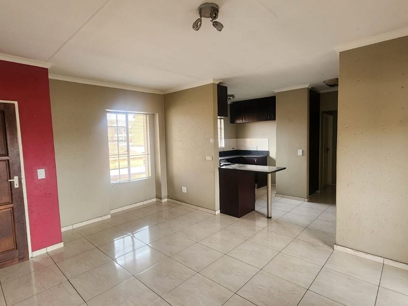 Stylish 2 Bedroom First Floor Apartment for Sale in Brentwood Park Benoni - Photo 6