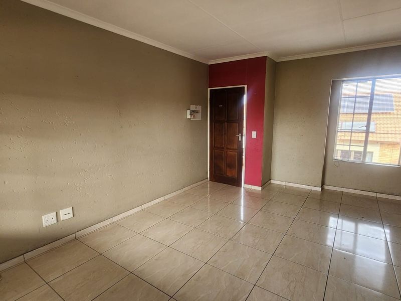 Stylish 2 Bedroom First Floor Apartment for Sale in Brentwood Park Benoni - Photo 7