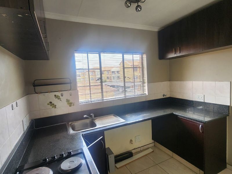 Stylish 2 Bedroom First Floor Apartment for Sale in Brentwood Park Benoni - Photo 3