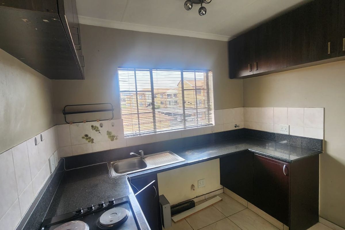 Stylish 2 Bedroom First Floor Apartment for Sale in Brentwood Park Benoni - Photo 3