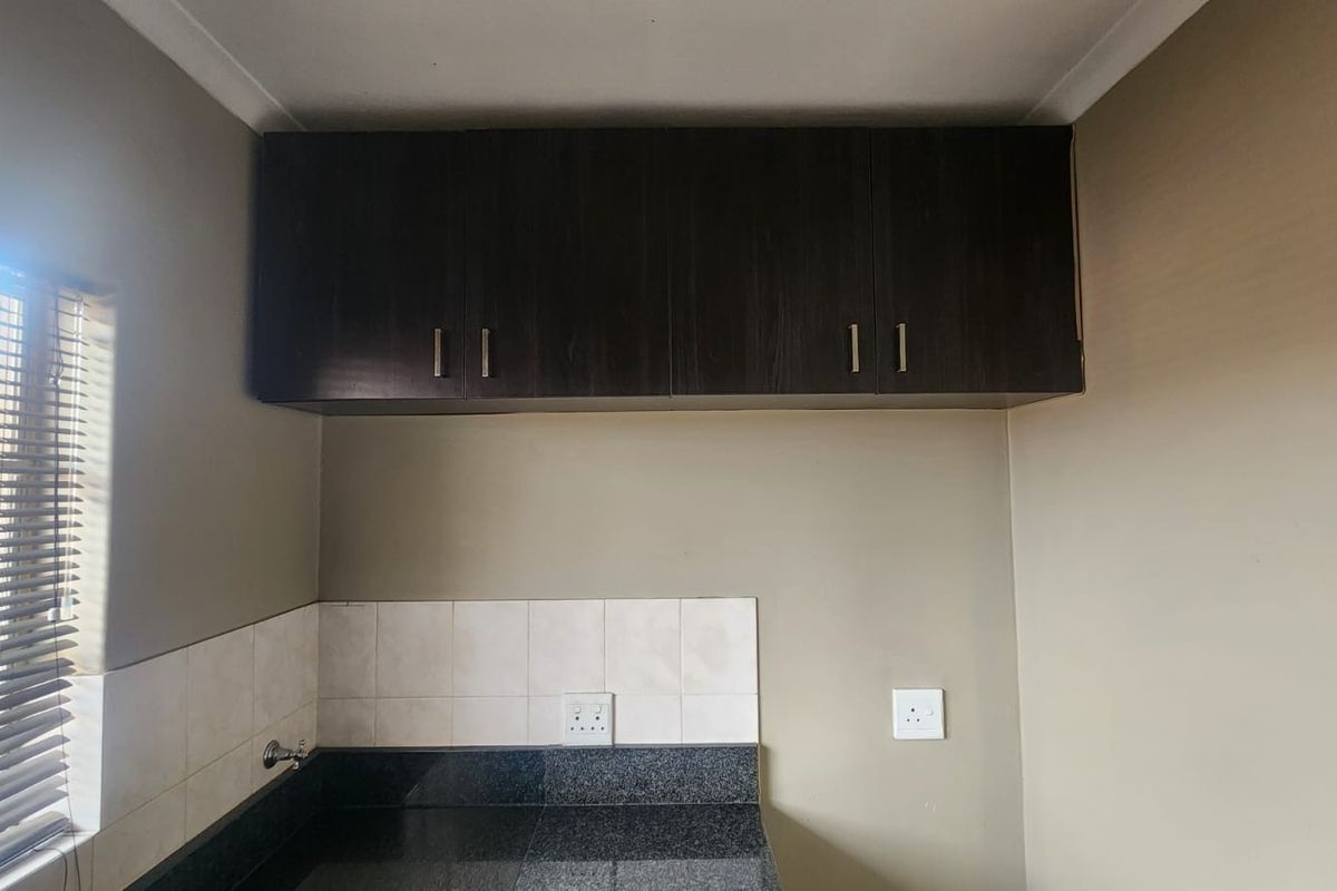 Stylish 2 Bedroom First Floor Apartment for Sale in Brentwood Park Benoni - Photo 4