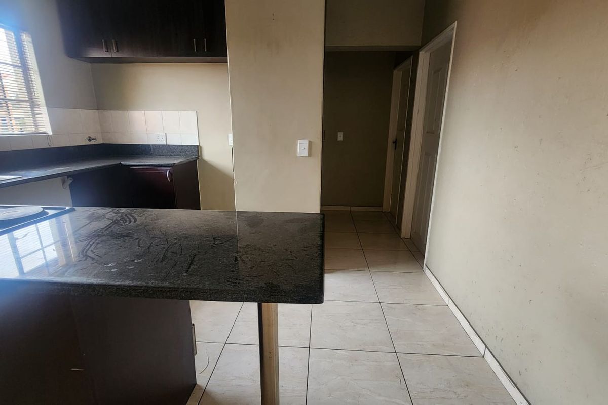 Stylish 2 Bedroom First Floor Apartment for Sale in Brentwood Park Benoni - Photo 5