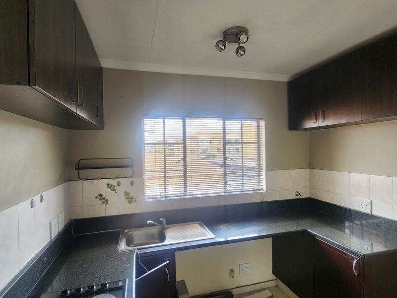 Stylish 2 Bedroom First Floor Apartment for Sale in Brentwood Park Benoni - Photo 2