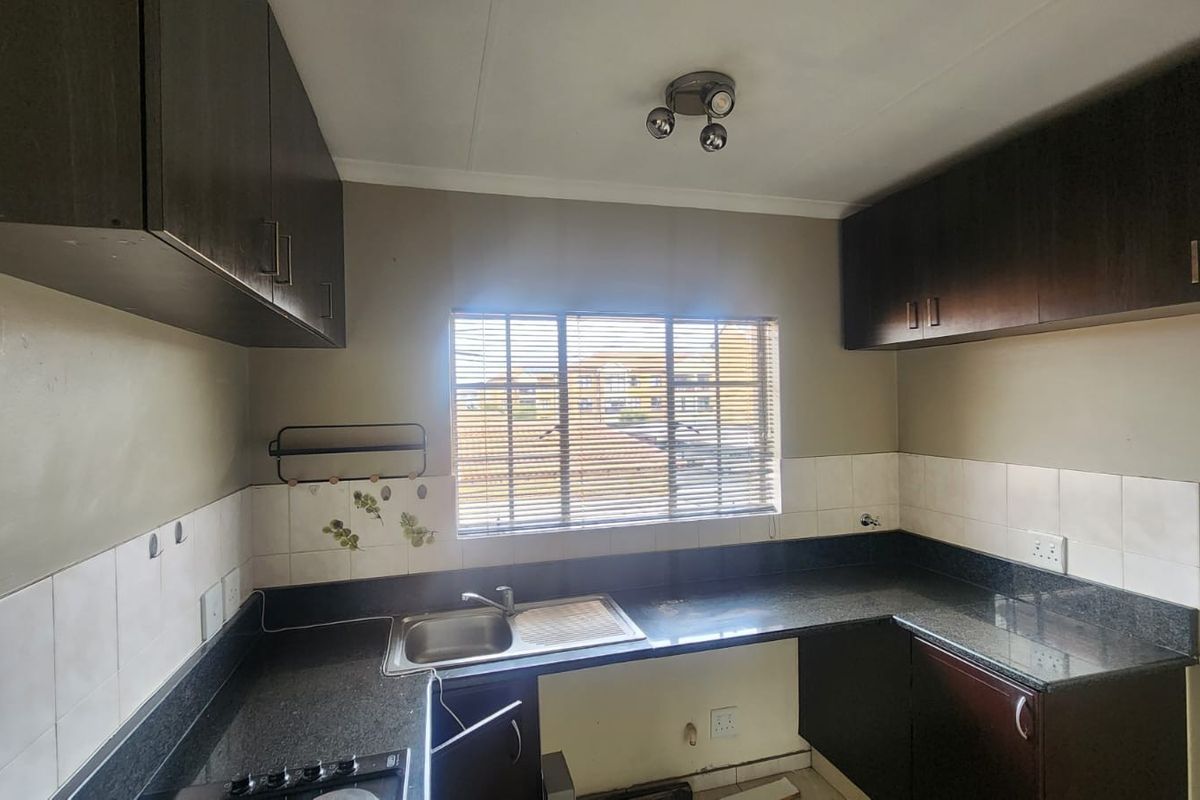 Stylish 2 Bedroom First Floor Apartment for Sale in Brentwood Park Benoni - Photo 2