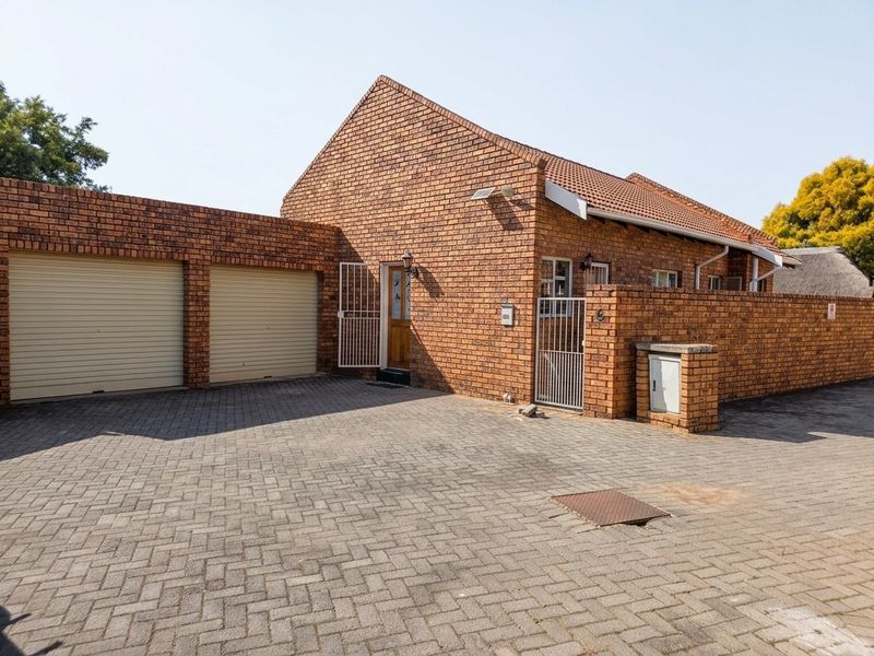 Pet Friendly 3 Bed / 2 Bath Bonaero Park - Photo 1