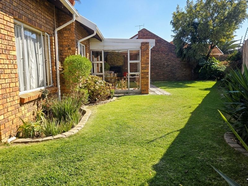Pet Friendly 3 Bed / 2 Bath Bonaero Park - Photo 3