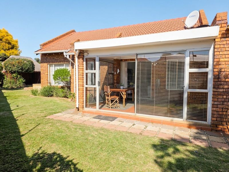 Pet Friendly 3 Bed / 2 Bath Bonaero Park - Photo 2
