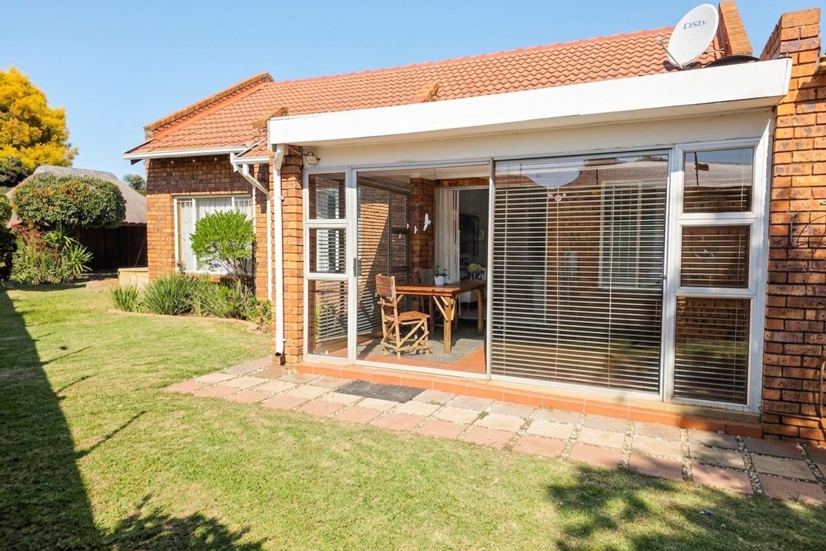 Pet Friendly 3 Bed / 2 Bath Bonaero Park - Photo 2