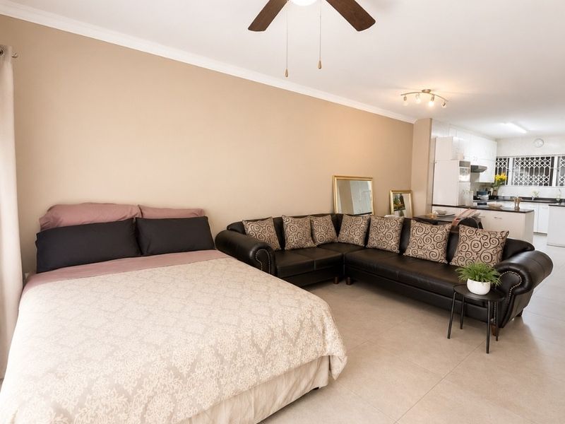 Stylish Duplex Living in a Prime Marine Drive Location - Photo 7