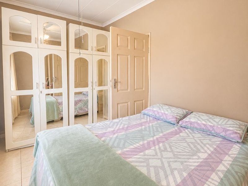 Stylish Duplex Living in a Prime Marine Drive Location - Photo 10