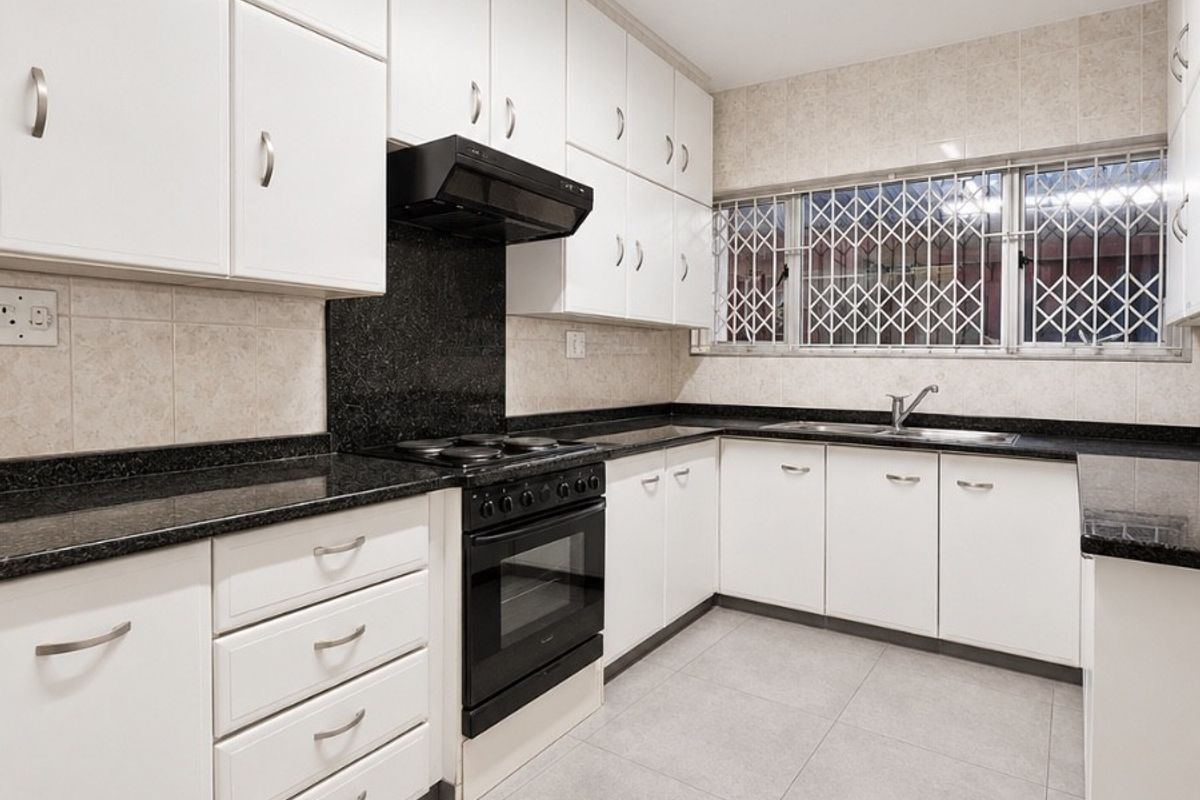 Stylish Duplex Living in a Prime Marine Drive Location - Photo 5